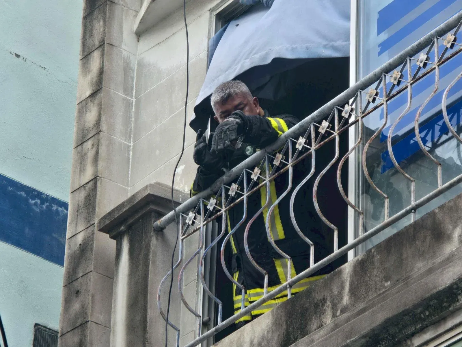 소방대가 구조 작업을 진행하는 장면