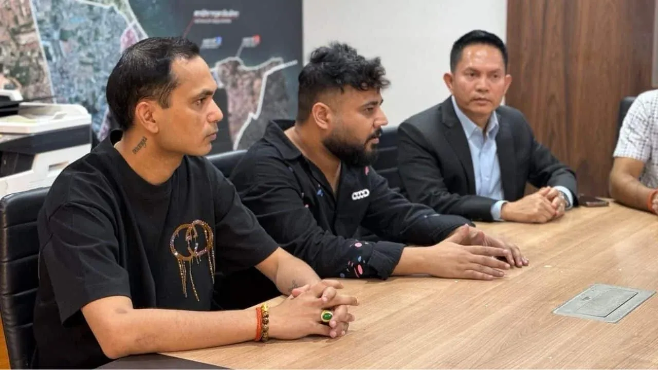 파타야 경찰서에서 화해하는 인도인 남성들