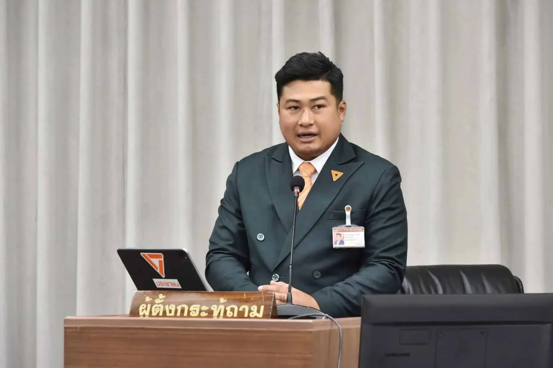 푸켓 국회의원 찰러뽕 상디의 의회 연설 장면