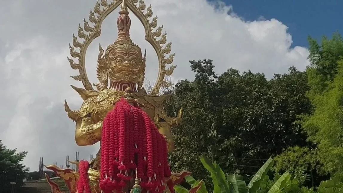 파야오 사원 참배 모습