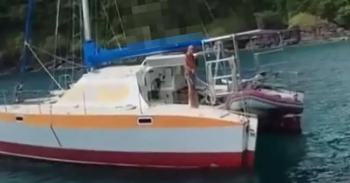 공용 부표를 점거한 카타마란