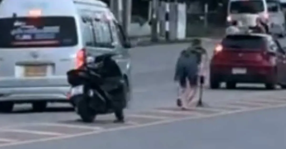 태국 공공도로에서 위험한 영상 촬영