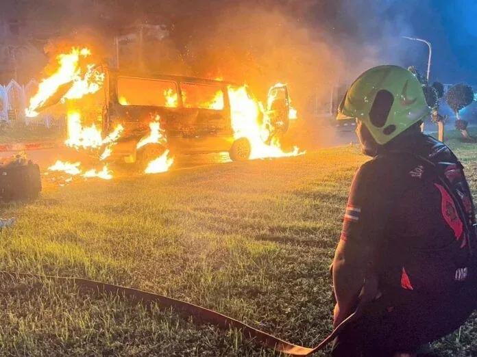 전소된 밴의 모습