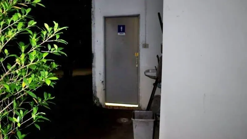 구조대원과 대화 중인 여성