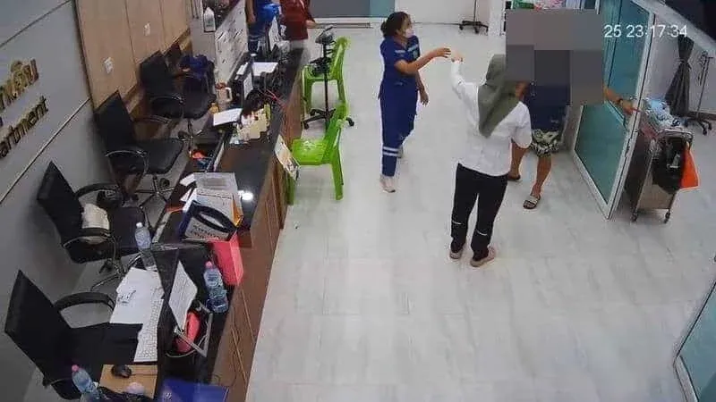 중환자 가족들이 차량 이동을 간청하는 모습