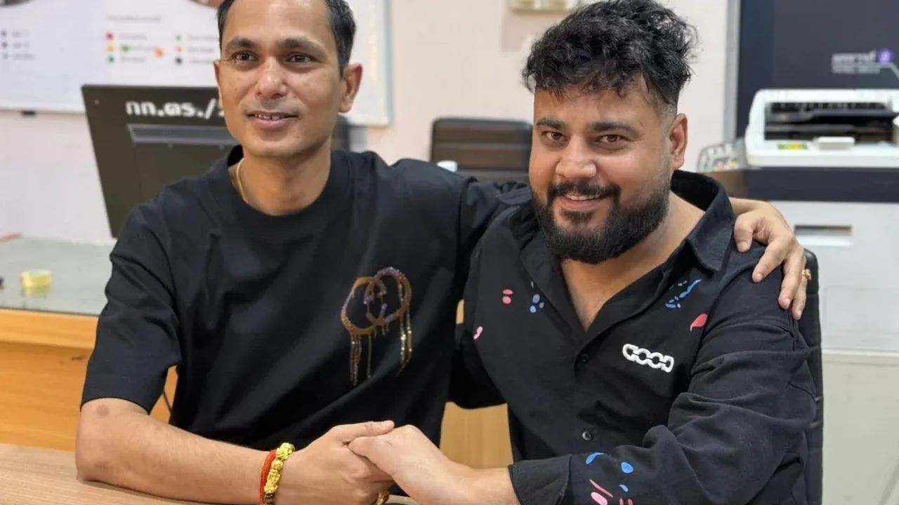 화해 후 하트 제스처를 취하는 모습