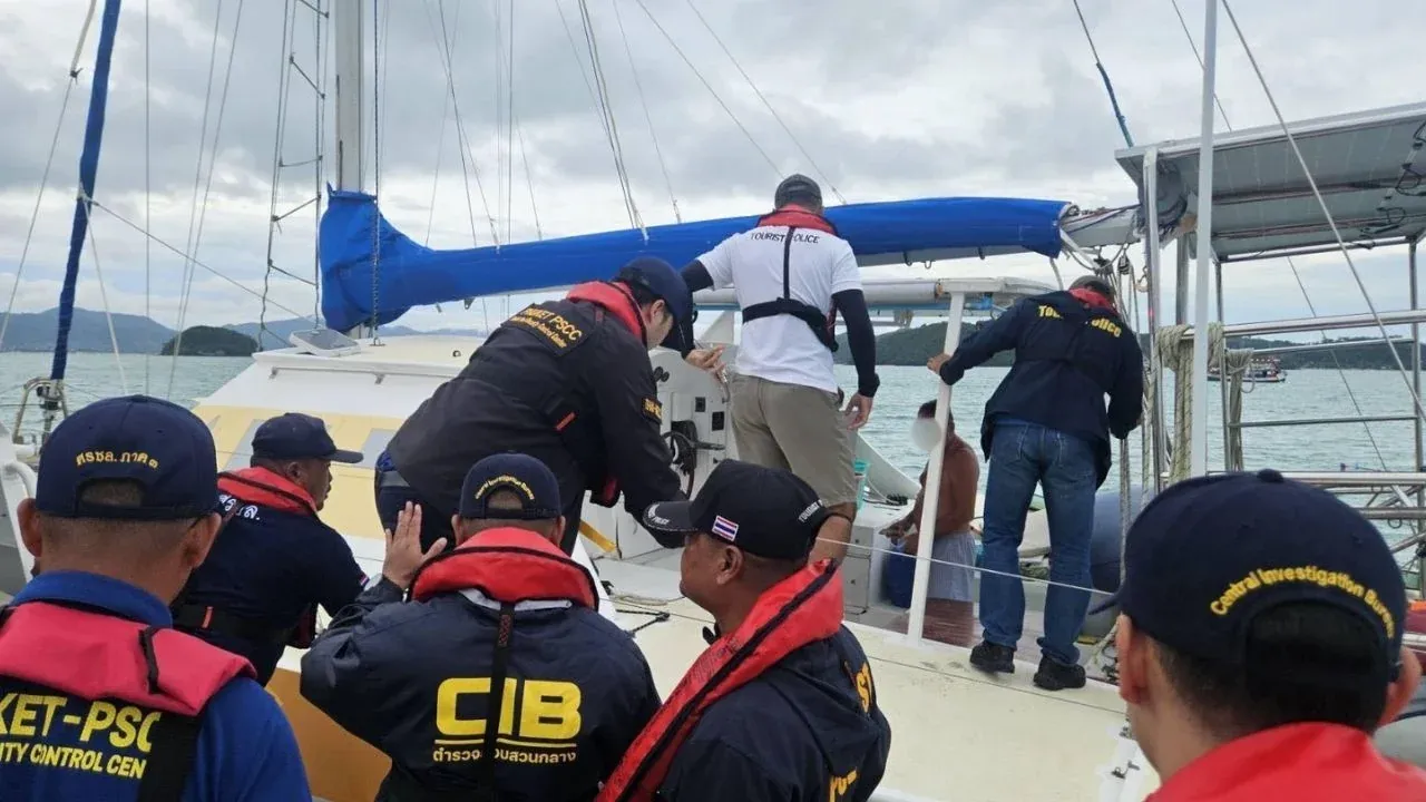당국이 카타마란을 조사하는 모습