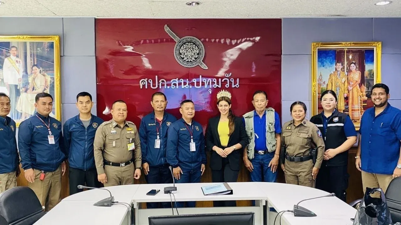 경찰이 왕관과 드레스를 반환하는 모습