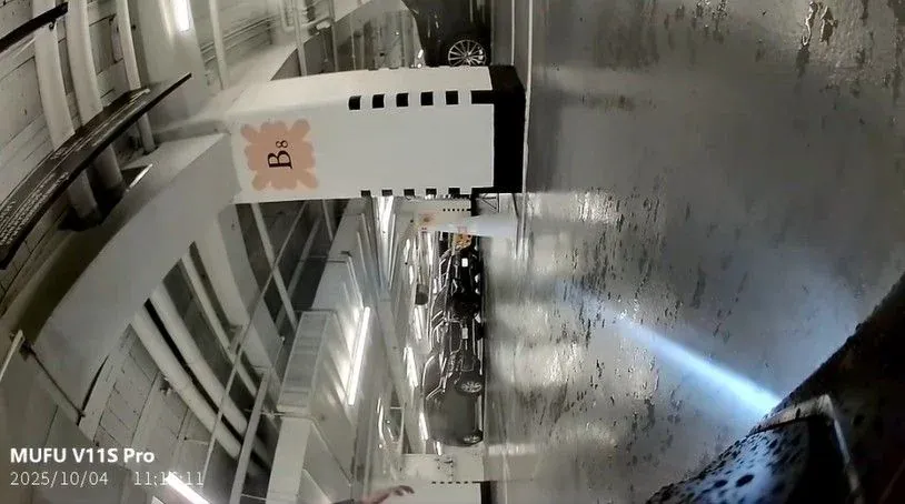 주차장 바닥에 고인 물로 미끄러운 상태