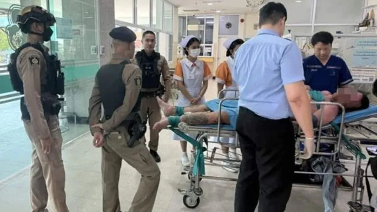 파타야에서 병원으로 호송되는 외국인 남성