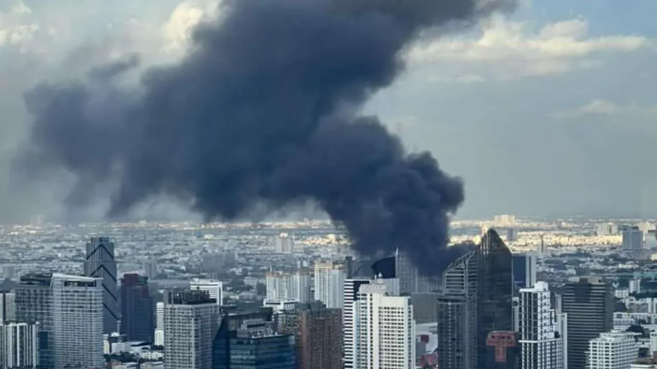 방콕 상공의 검은 연기