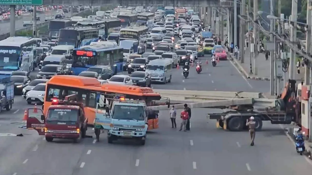 방콕 인근 버스 충돌 사고 현장