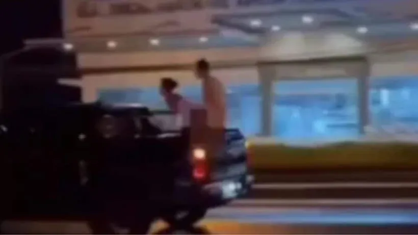 푸껫에서 움직이는 픽업 트럭에서 성관계를 갖는 외국인 커플이 촬영되었다