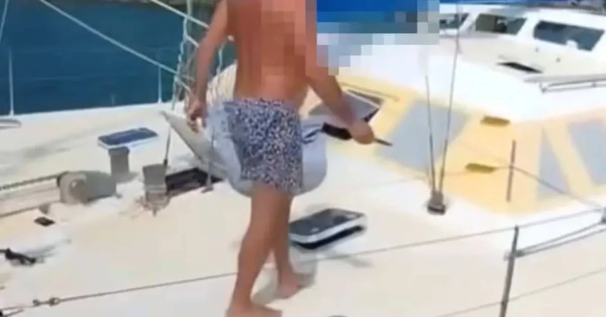 러시아인이 칼을 들고 위협하는 모습