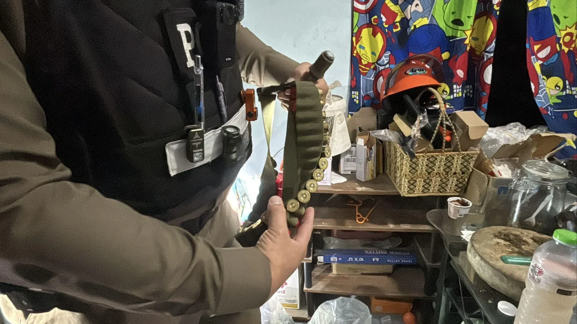 현장에서 압수된 칼과 탄약