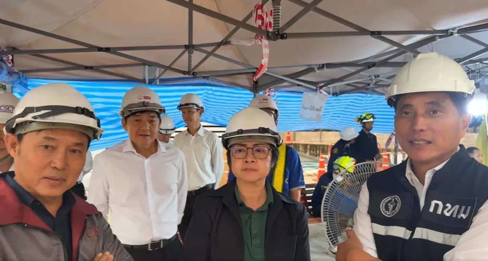 방콕 싱크홀 현장 모래 투입 작업