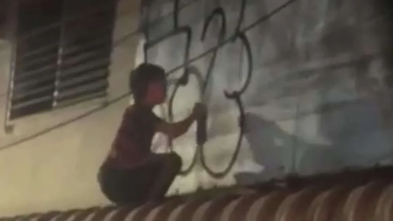 푸켓 건물에 낙서하는 외국인