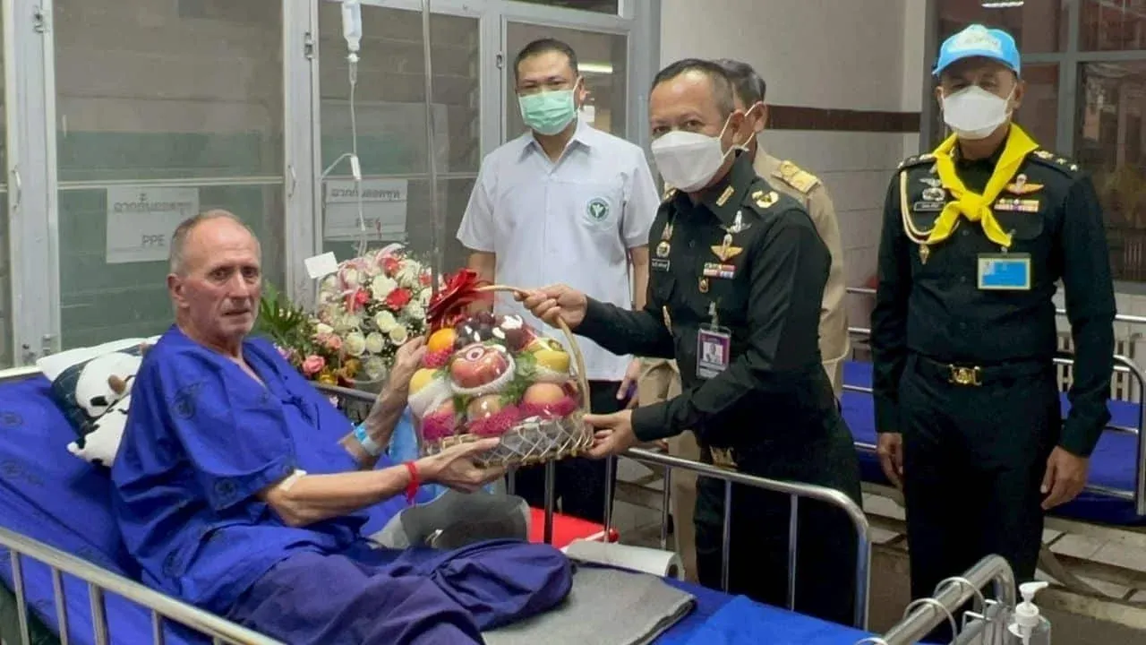 언스워스가 치앙라이 매찬 병원에서 회복 중인 모습