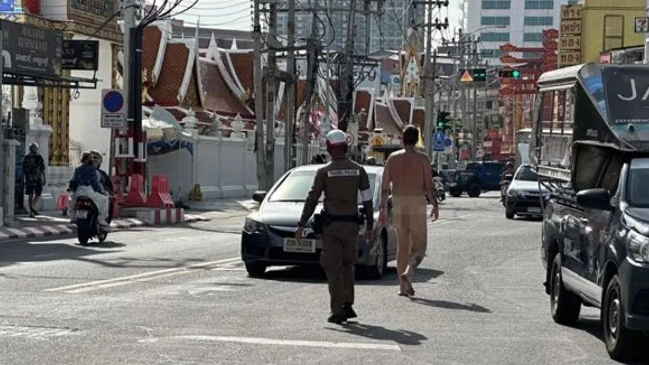 파타야에서 나체로 도로를 배회하는 외국인 남성