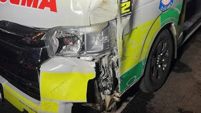 충돌로 심각하게 파손된 응급차량 앞부분