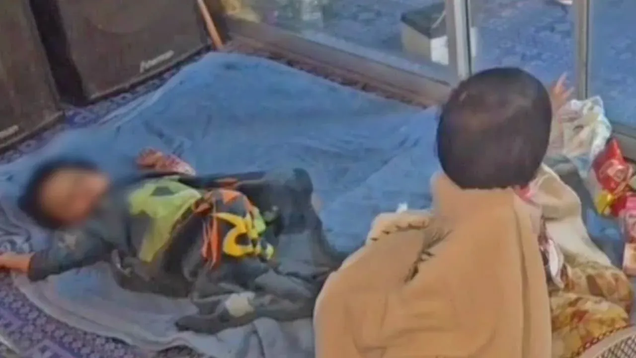 파타야에서 노숙 여성이 버린 두 자매