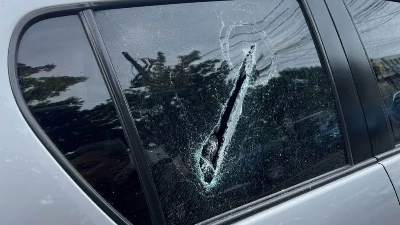 툭툭과 충돌한 공무 차량