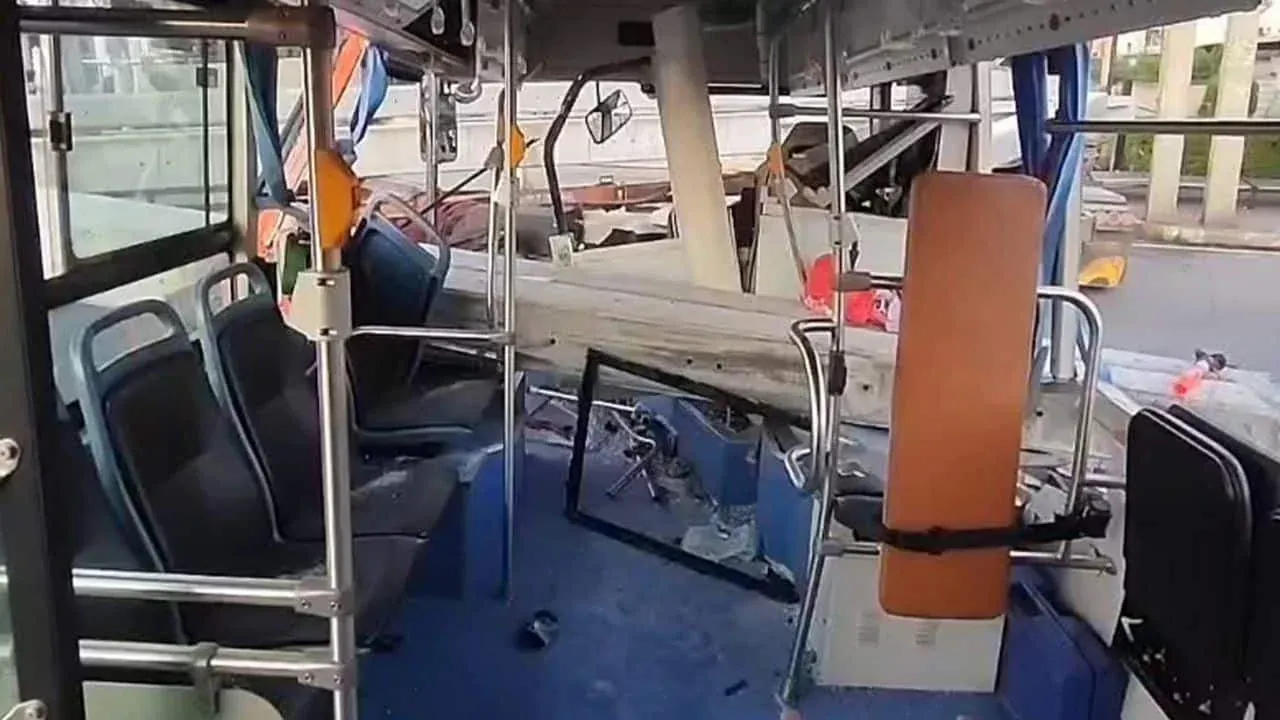 버스와 트럭 충돌 사고