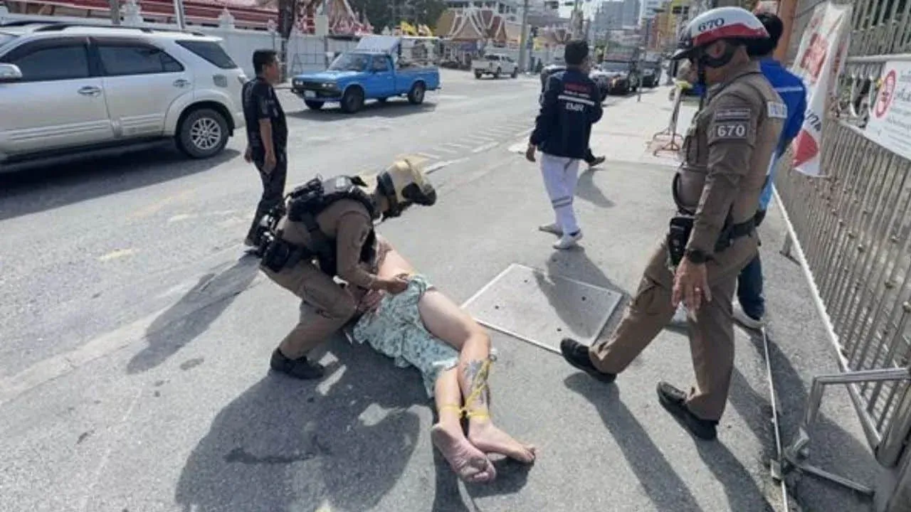 경찰에 의해 제지되는 나체의 외국인 남성