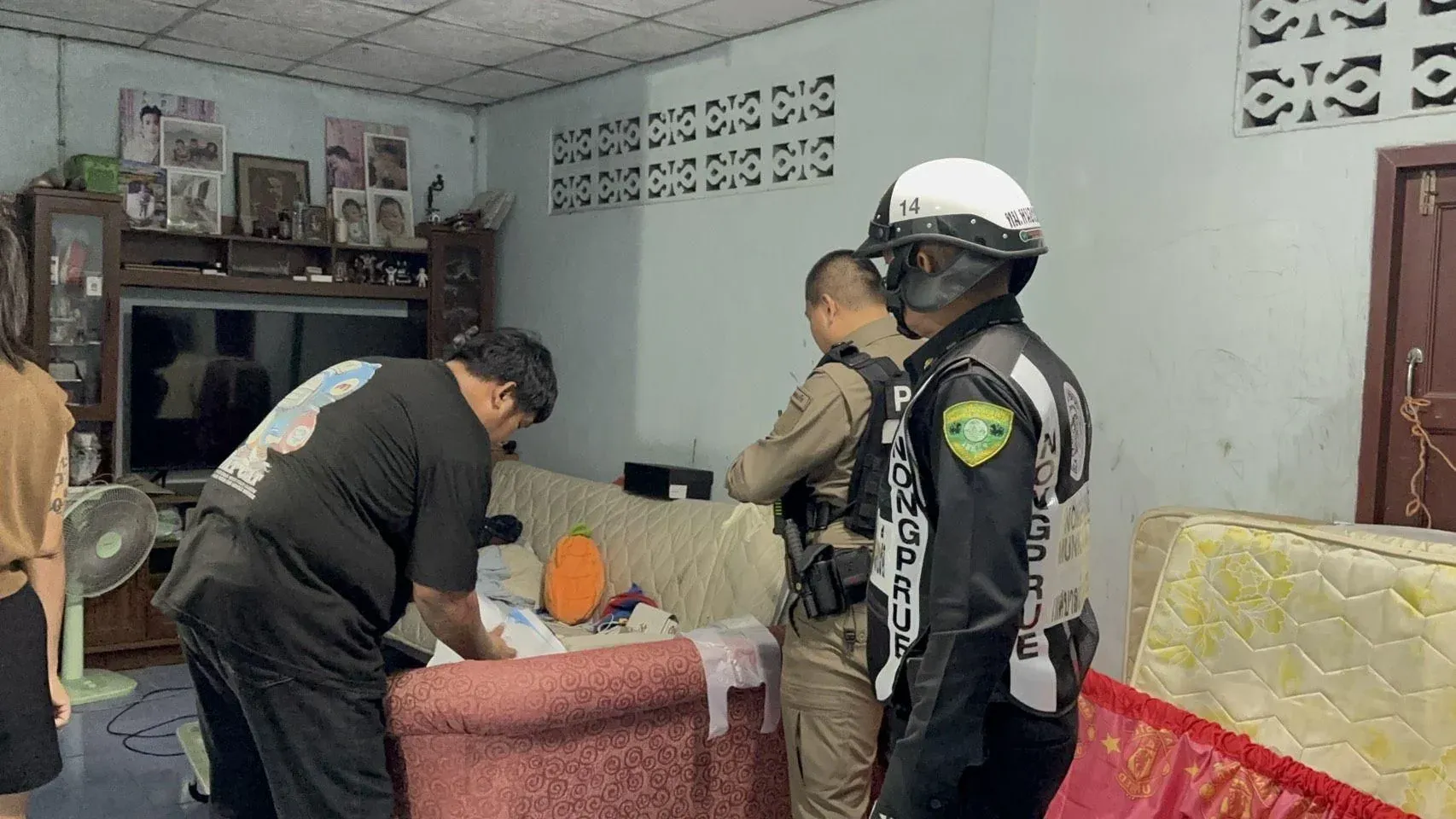 경찰 조사를 받는 용의자