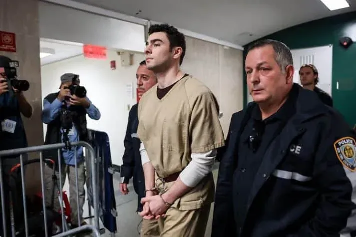 루이지 망지오네 법정 출두