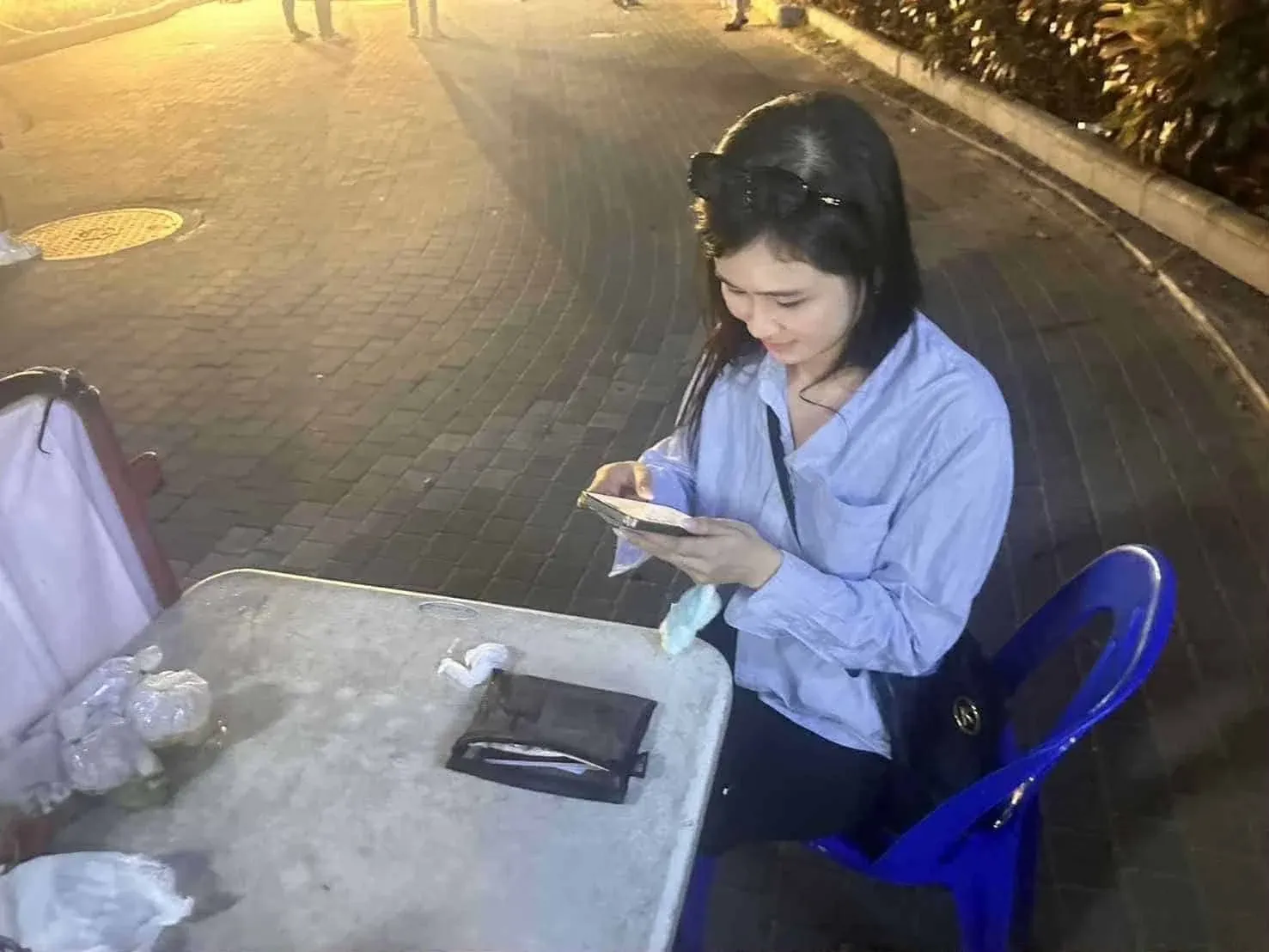 지갑을 돌려받은 중국 관광객과 파타야 공무원들
