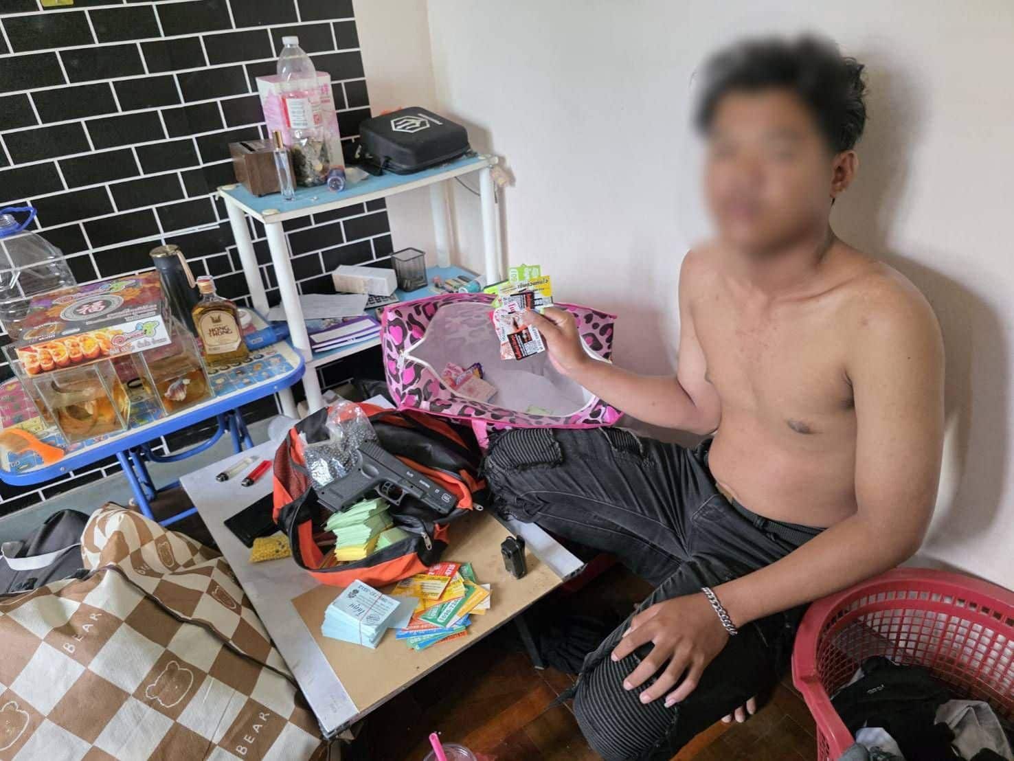 압수된 증거물과 체포된 용의자들