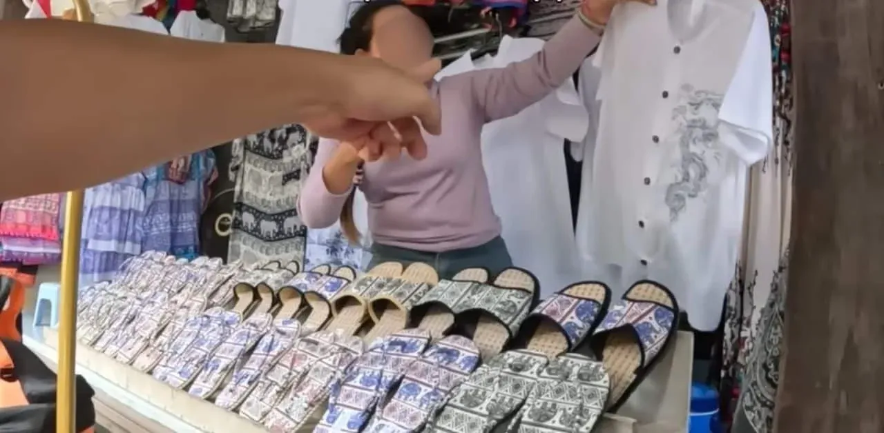 한국 유튜버가 담넌사두억 수상시장에서 바가지 요금을 지불하는 장면