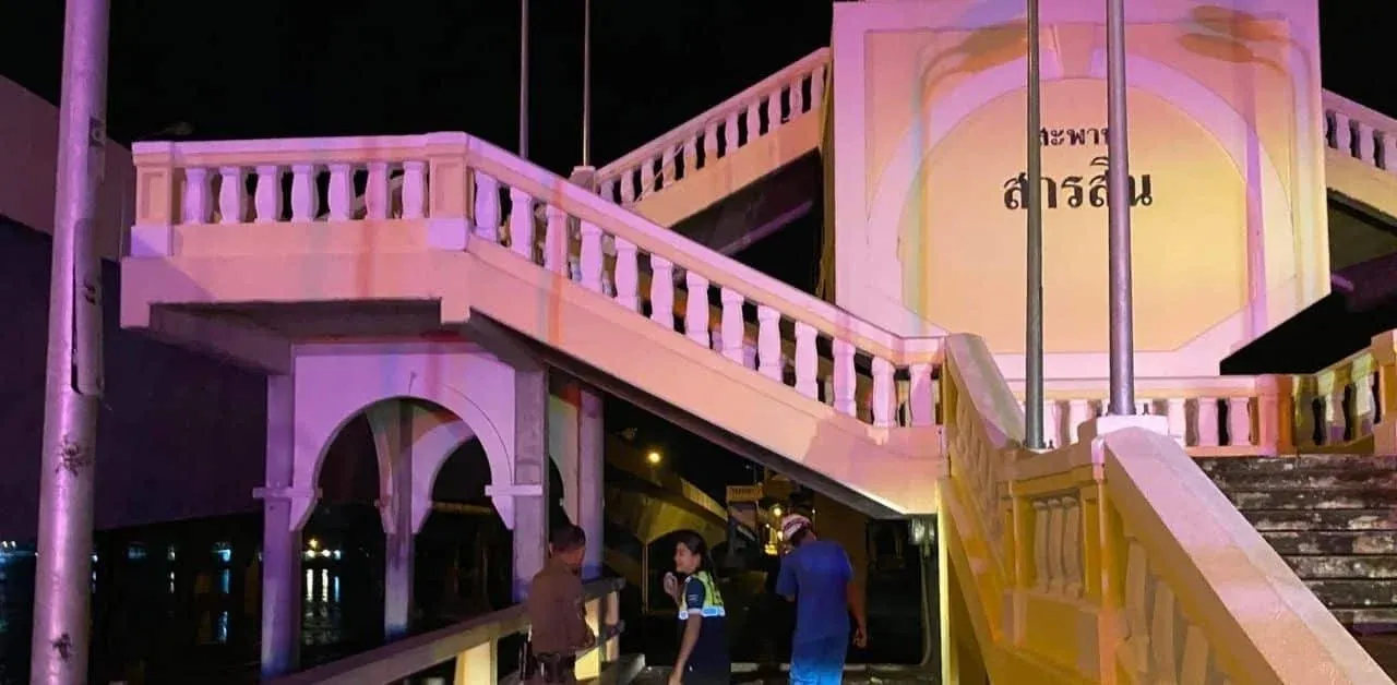 사라신 다리에서 바다로 추락한 픽업트럭