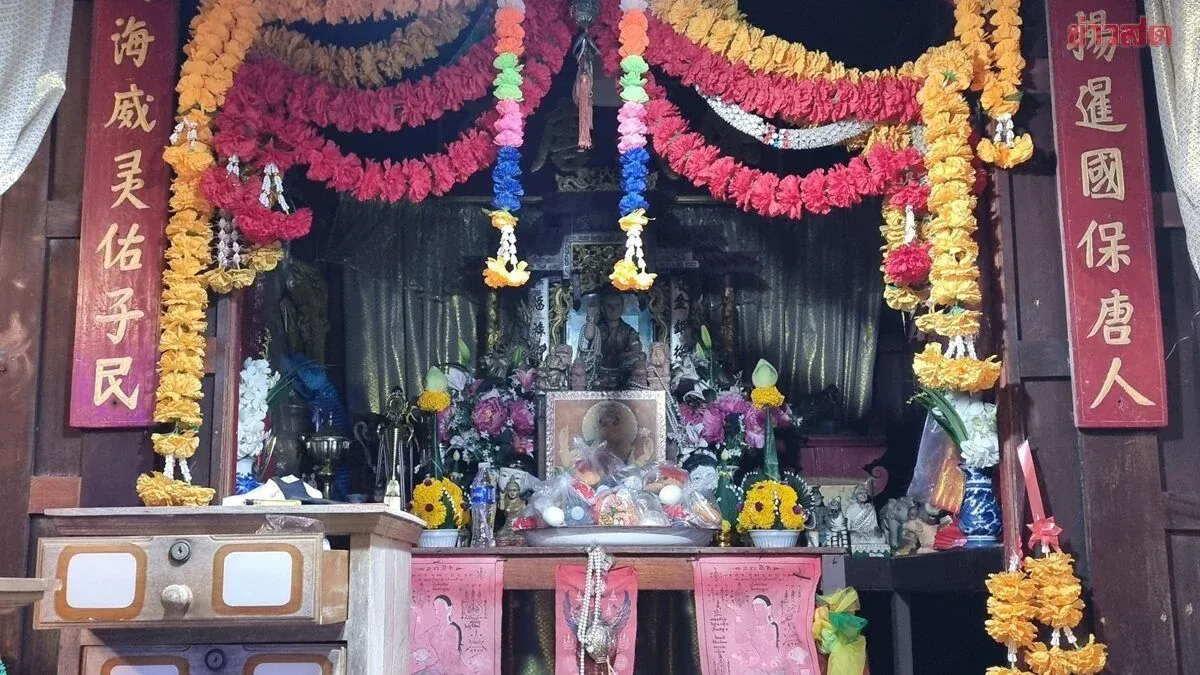 논타부리 신전에 모인 신자들과 행운의 숫자