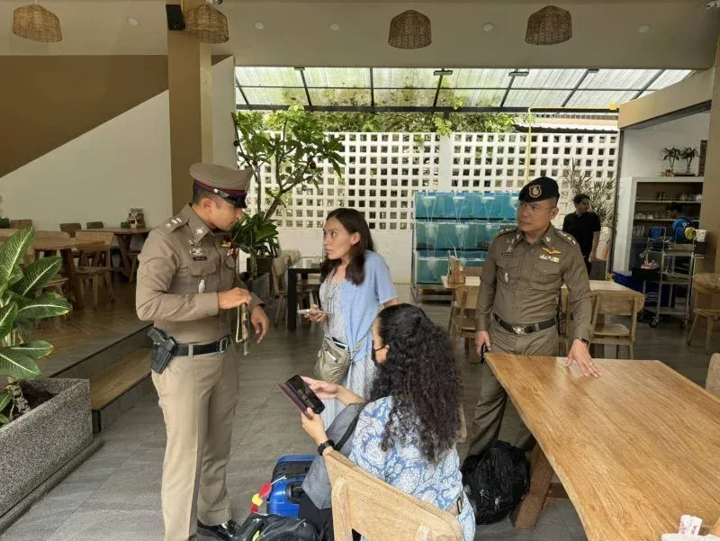 손상된 차량과 건물