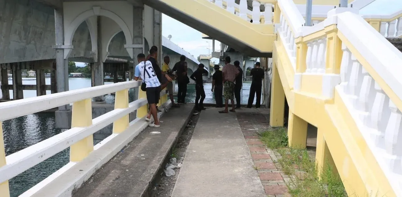 푸켓 바다로 픽업트럭 운전