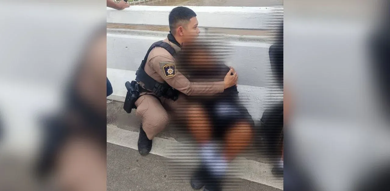 구조 현장의 경찰관과 소년