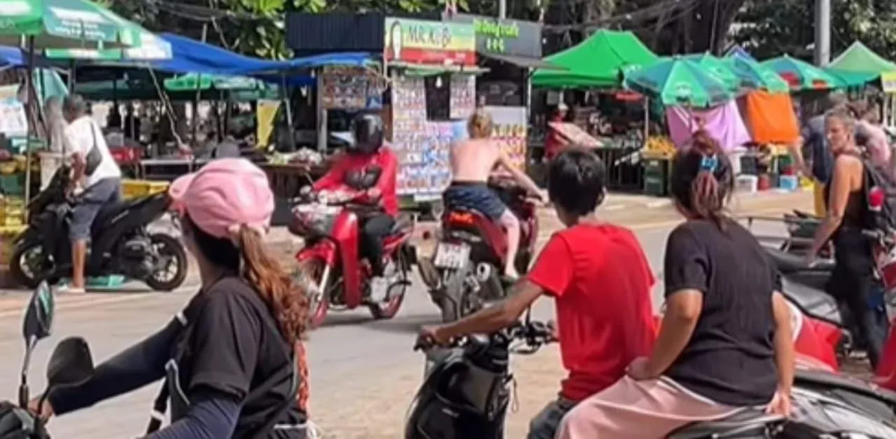 외국인 오토바이 운전자의 위험한 윌리 묘기
