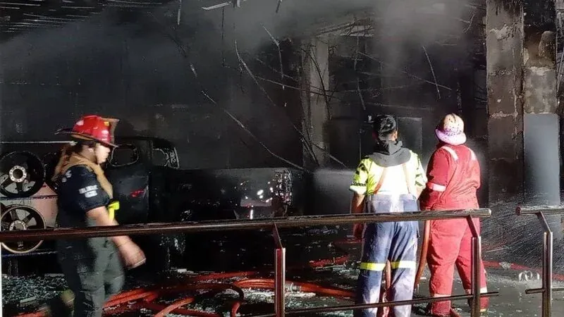 화재 피해를 입은 이스즈 전시장