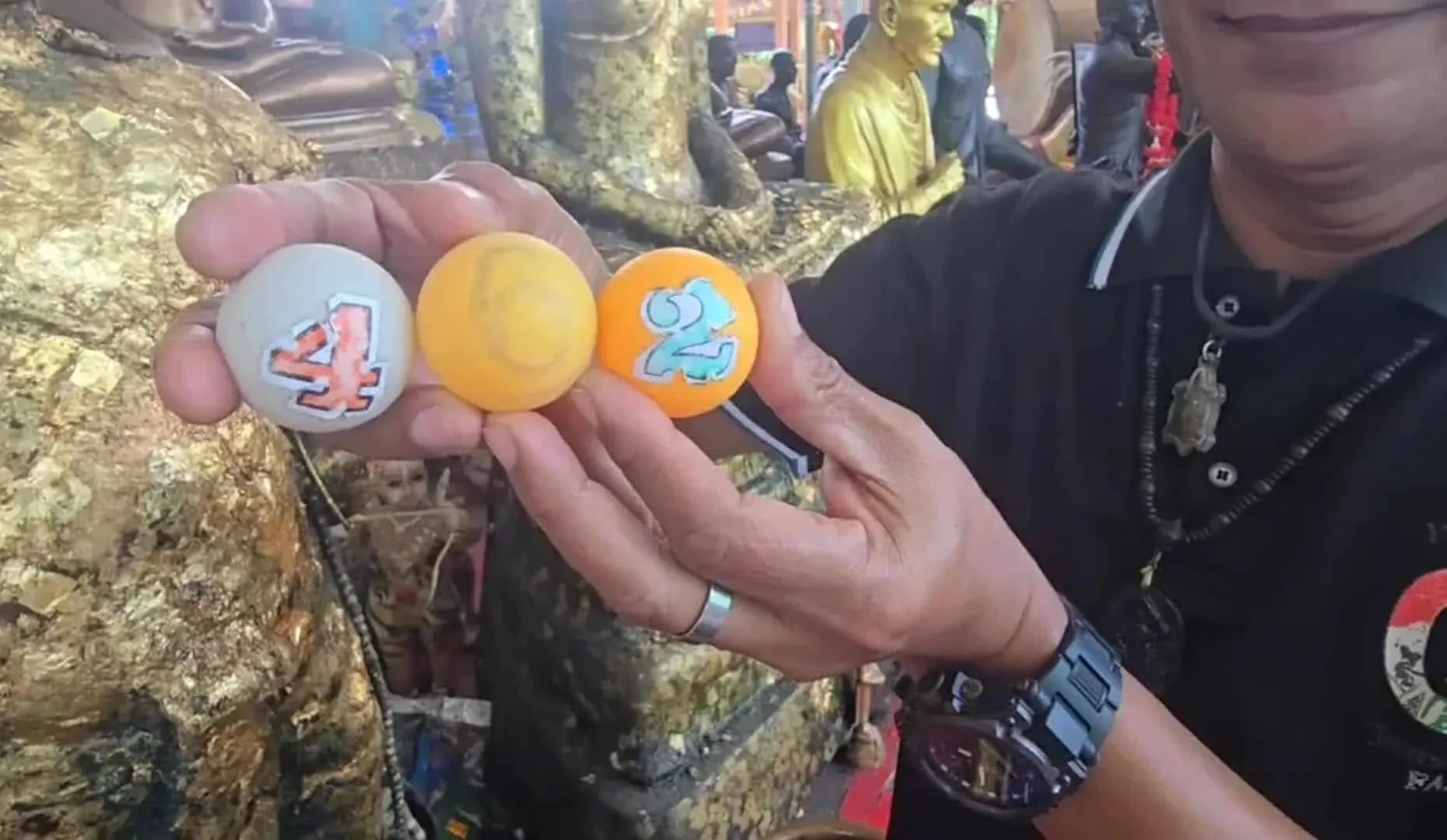 빨간 음료를 공양하는 장면