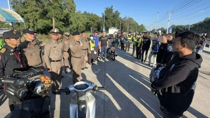 펫차분 바이커 랠리 참가자들이 도로를 가득 메우고 있는 모습