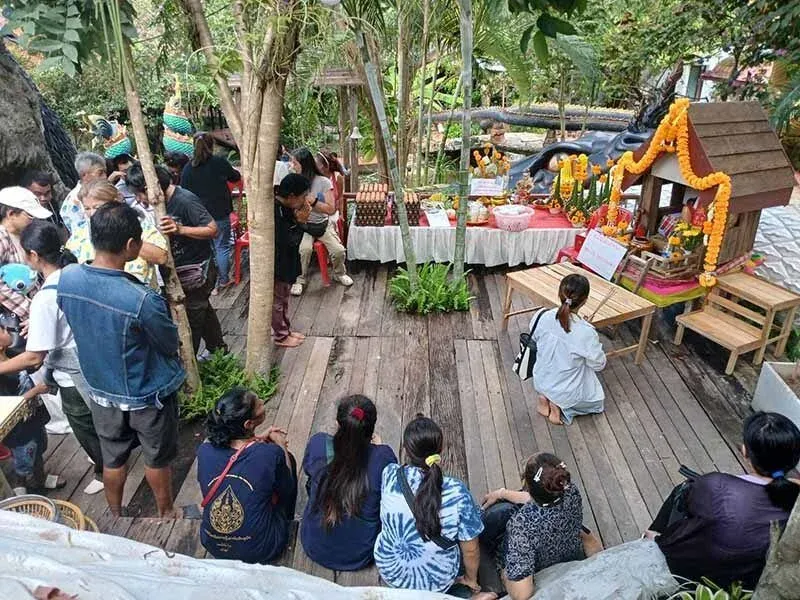 방콕 여성의 복권 당첨 감사 의식