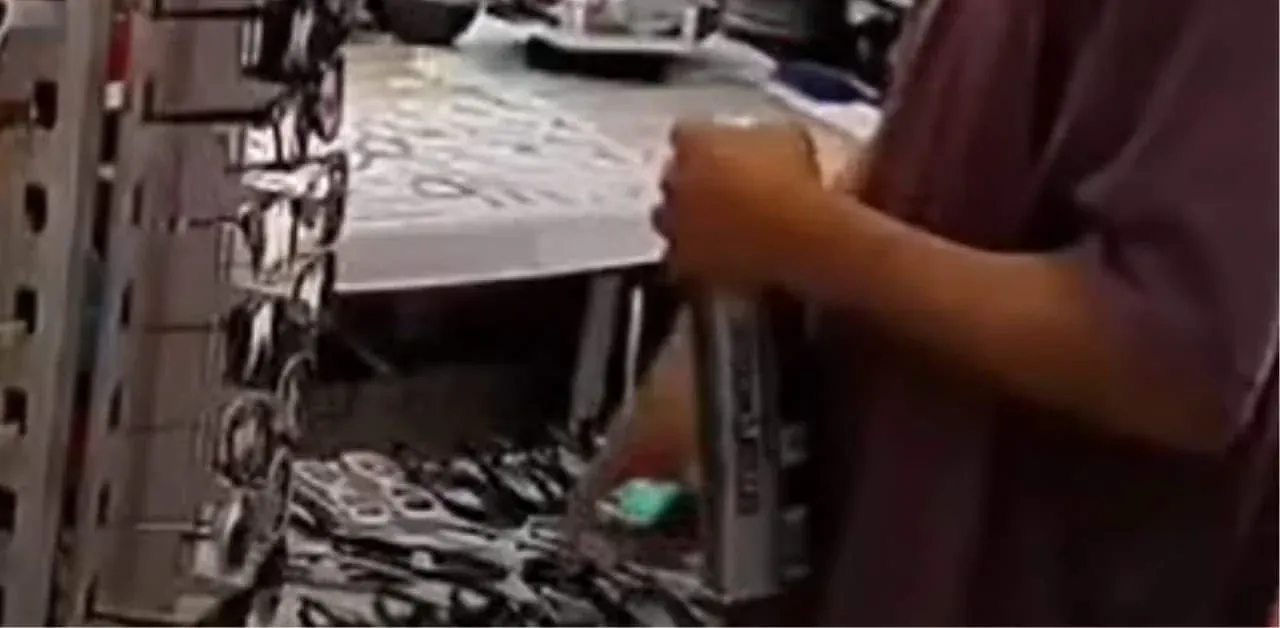 CCTV에 포착된 선글라스 절도범