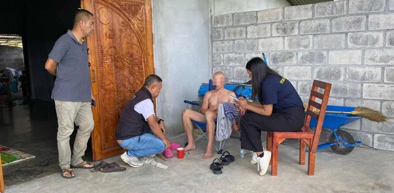 오토바이를 타고 떠나는 나체 남성