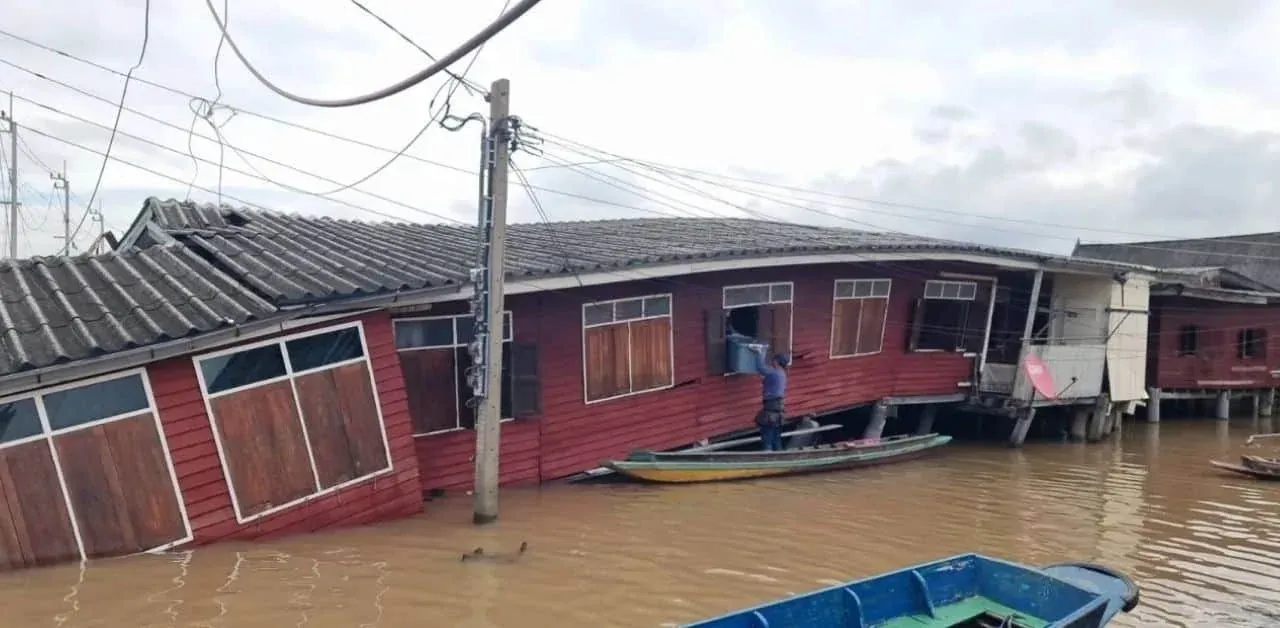 사고 현장을 조사 중인 경찰