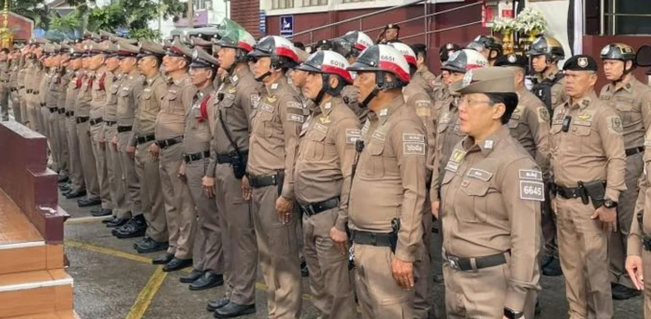 태국 경찰들이 공개 선서를 하는 모습