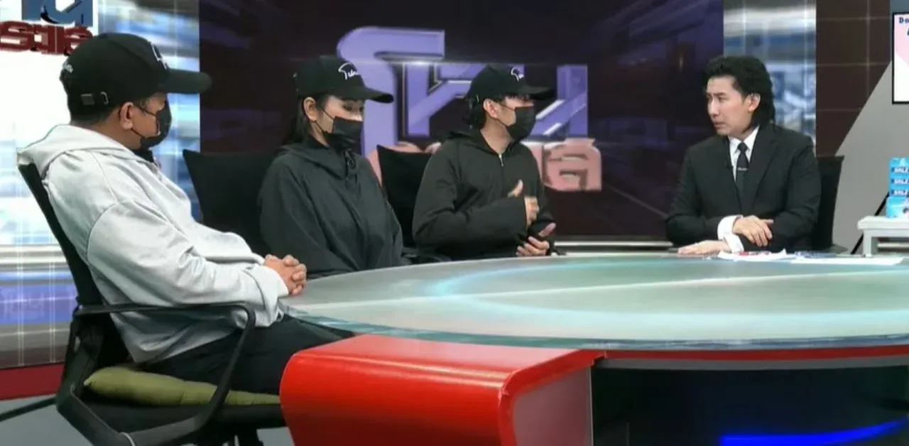 어머니의 금고를 강제로 여는 청년