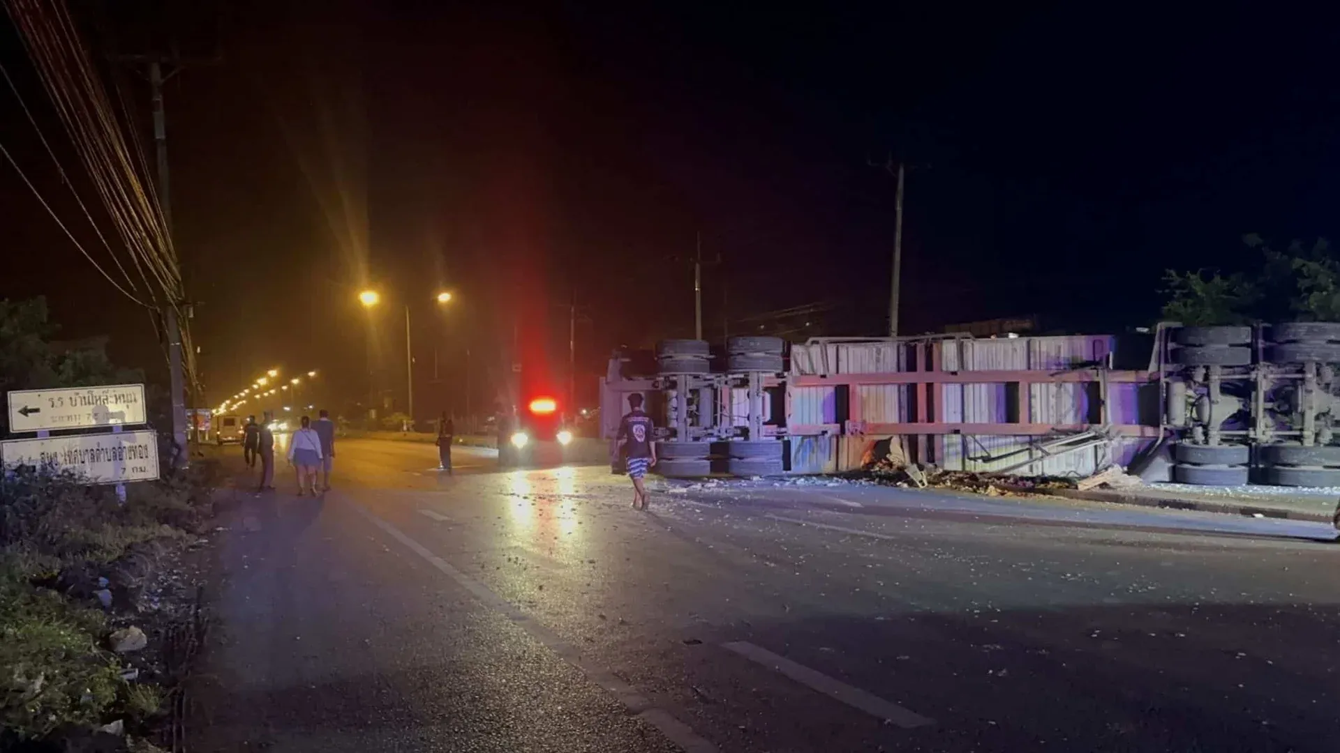 구조대가 전복된 트레일러 주변에서 작업 중이다