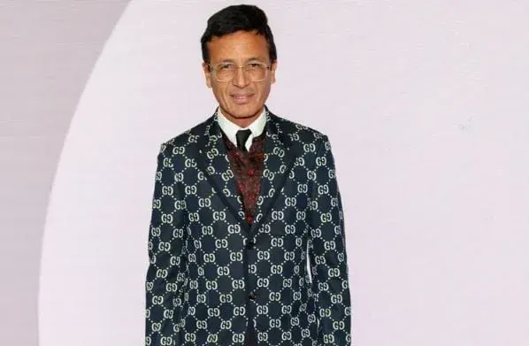 병원 치료 후 청구서를 받는 모습